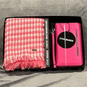 Steve Madden 2 PC Gift Set In Box, NWT Pink Winter Scarf W/Pink Wristlet/Wallet
